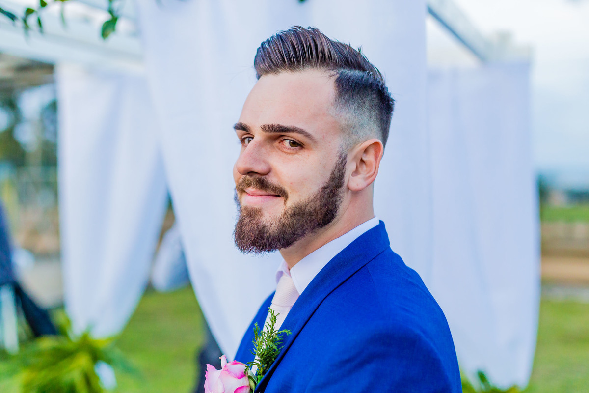 noivo com terno azul