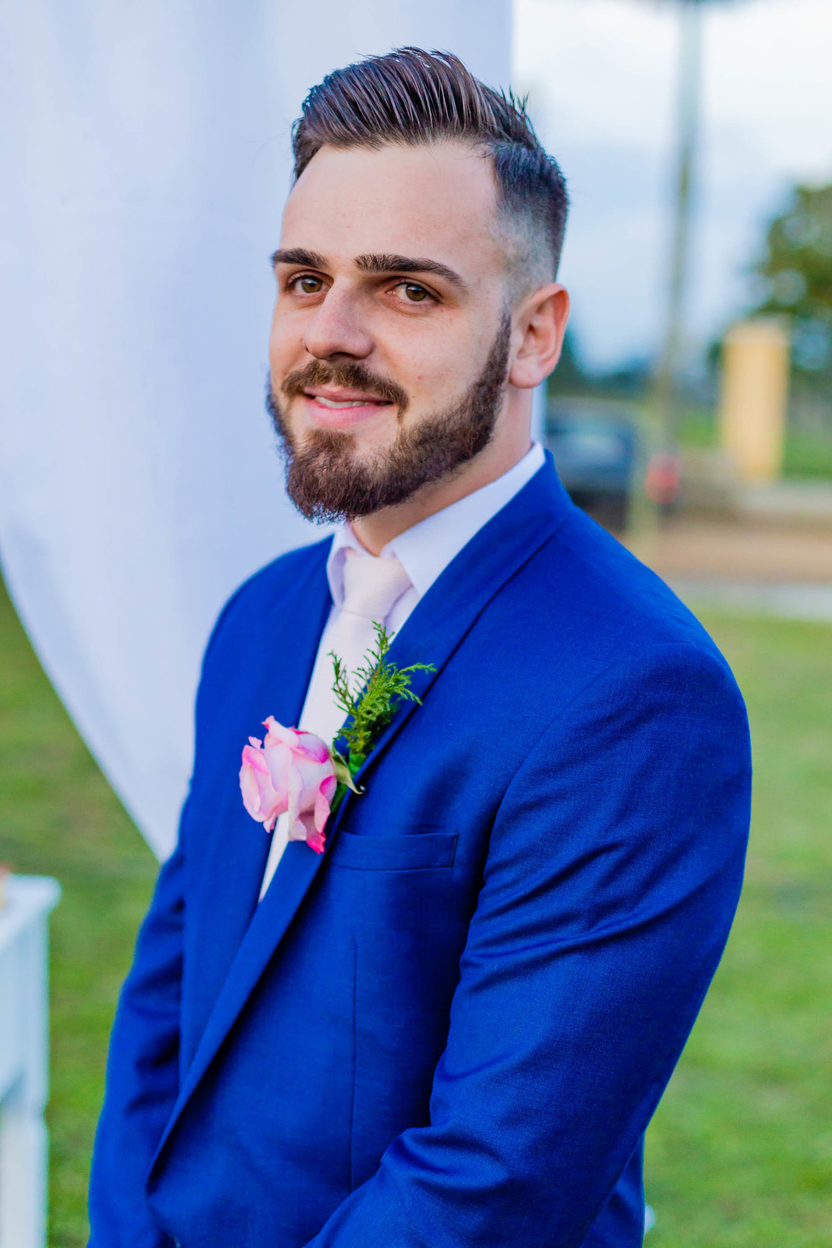 noivo com terno azul