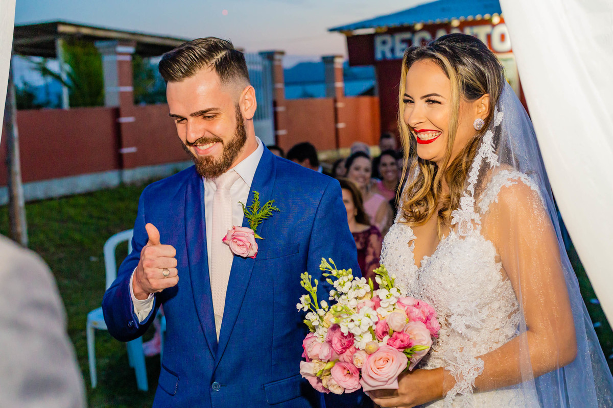 cerimônia de casamento no campo ao por do sol em itapema recanto do trombudo noivo terno azul