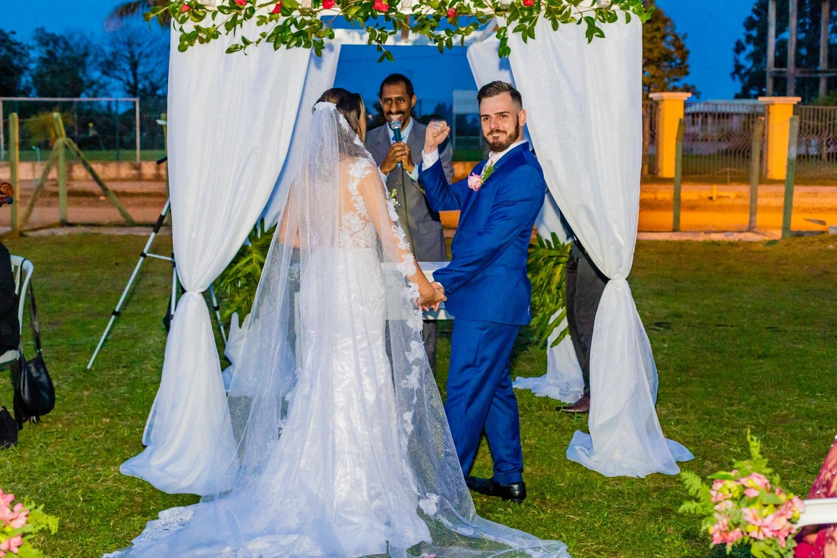 cerimônia de casamento no campo ao por do sol em itapema recanto do trombudo noivo terno azul