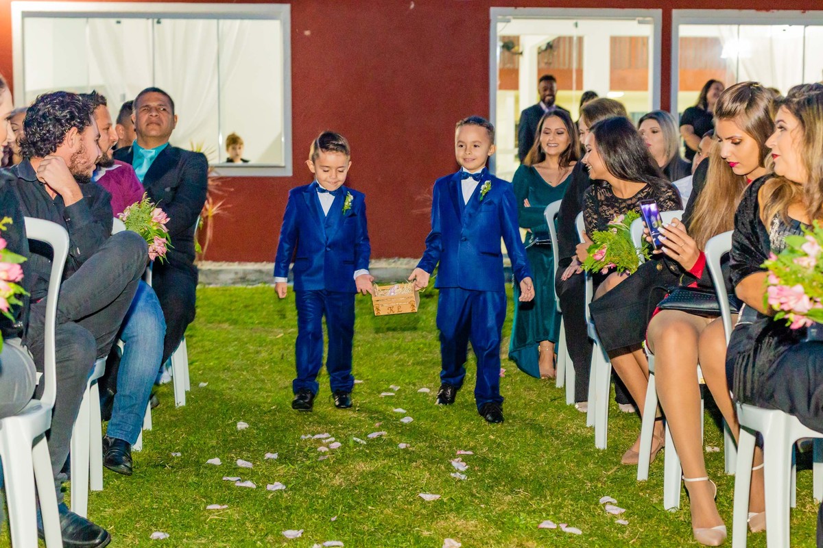 entra de alianças cerimônia de casamento no campo ao por do sol em itapema recanto do trombudo noivo terno azul