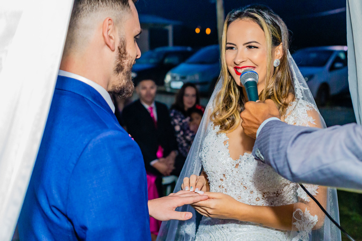 cerimônia de casamento no campo ao por do sol em itapema recanto do trombudo noivo terno azul