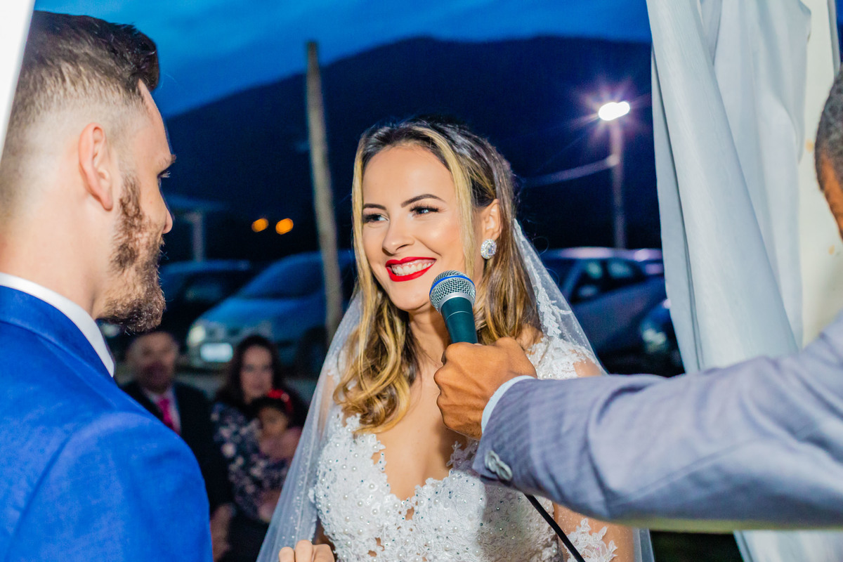 cerimônia de casamento no campo ao por do sol em itapema recanto do trombudo noivo terno azul