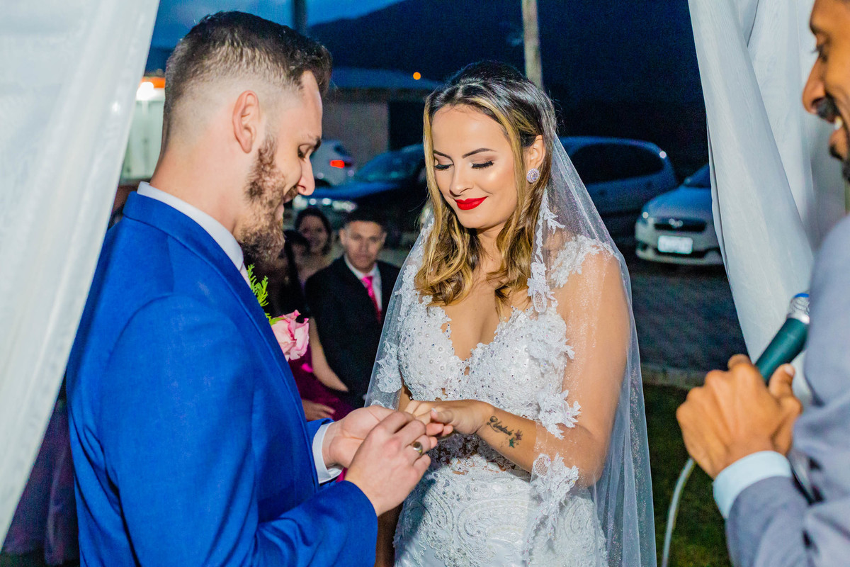 cerimônia de casamento no campo ao por do sol em itapema recanto do trombudo noivo terno azul