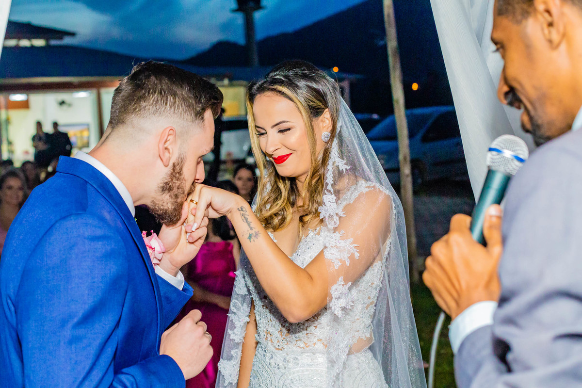 cerimônia de casamento no campo ao por do sol em itapema recanto do trombudo noivo terno azul