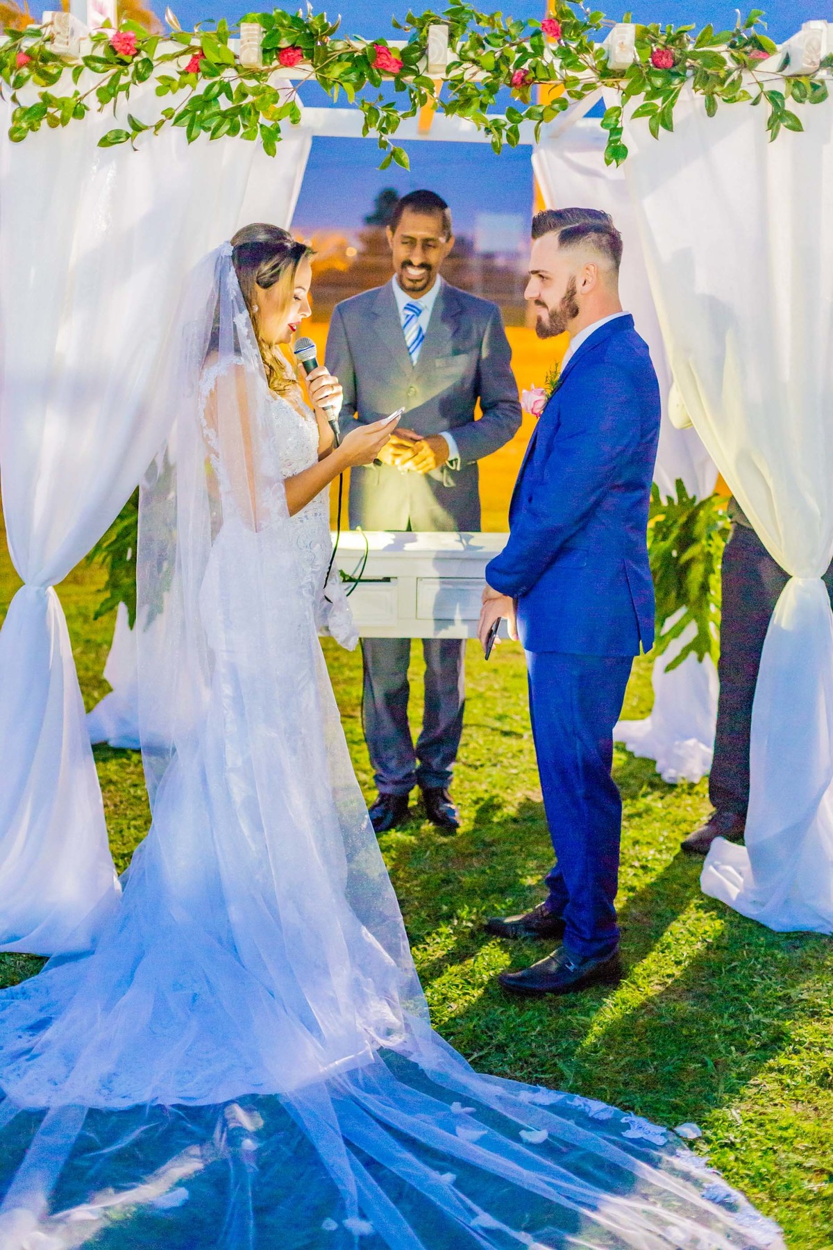 cerimônia de casamento no campo ao por do sol em itapema recanto do trombudo noivo terno azul