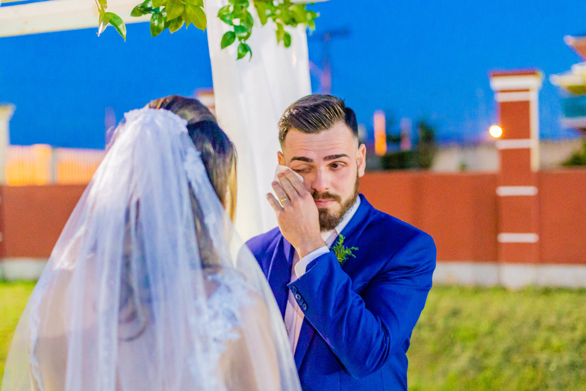 cerimônia de casamento no campo ao por do sol em itapema recanto do trombudo noivo terno azul