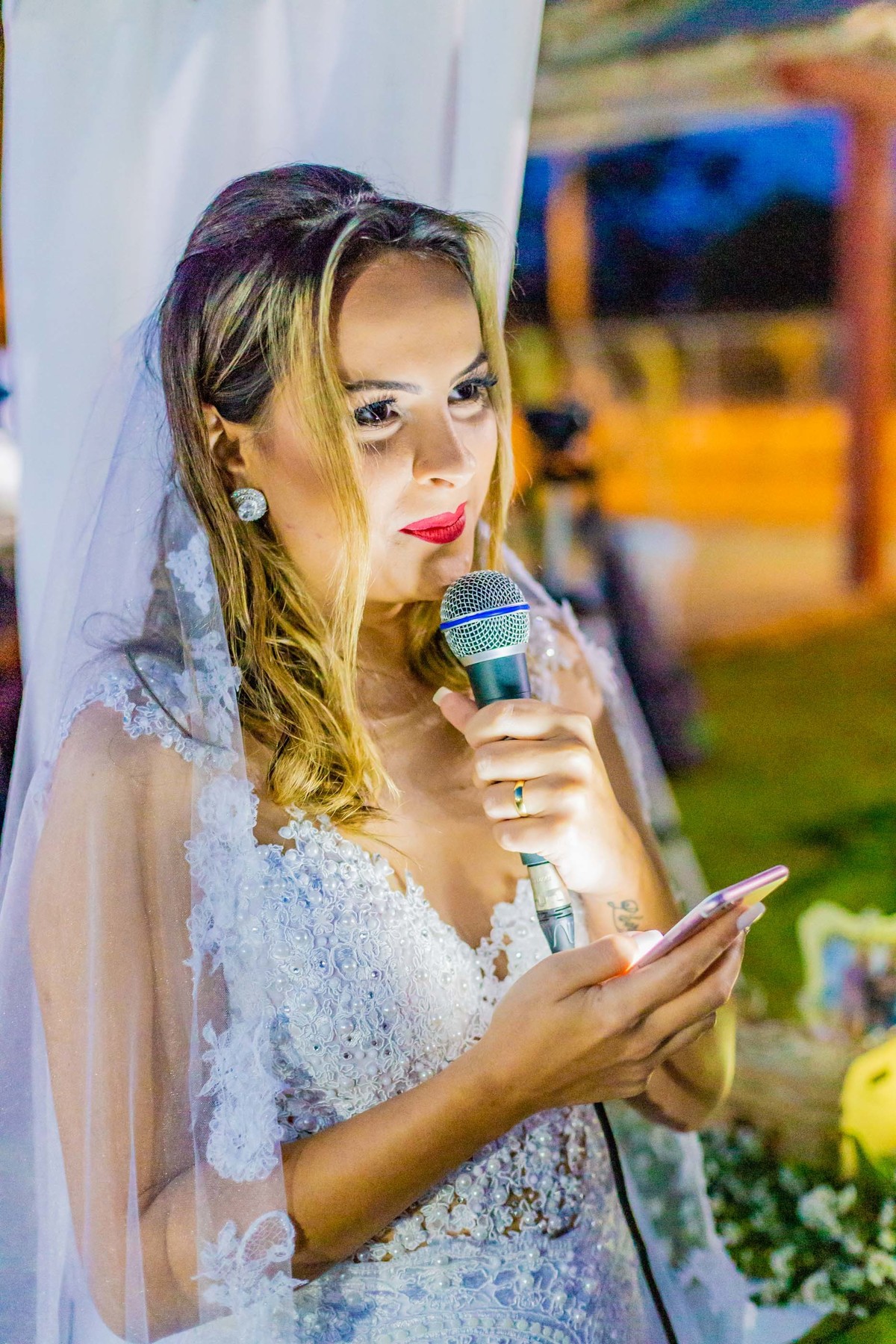 cerimônia de casamento no campo ao por do sol em itapema recanto do trombudo noivo terno azul