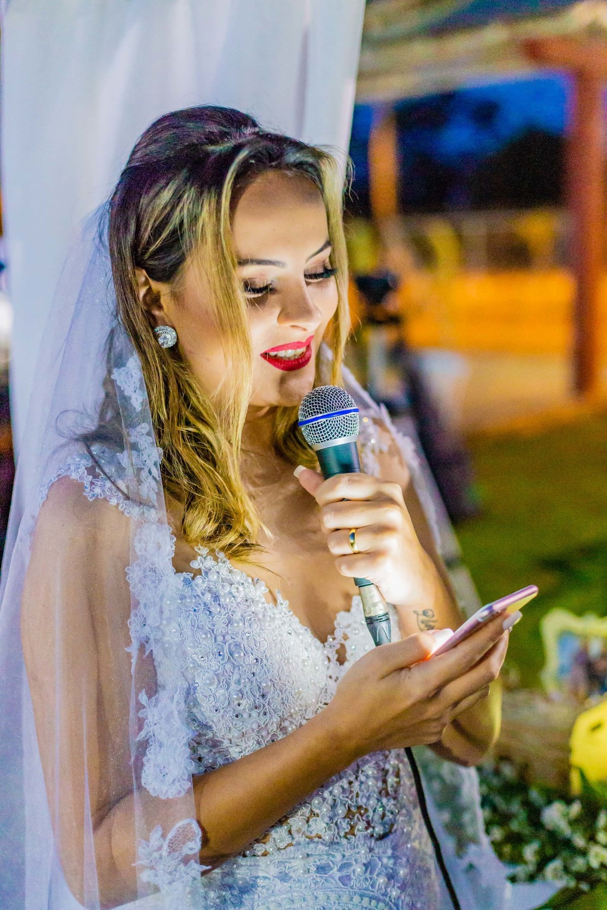 cerimônia de casamento no campo ao por do sol em itapema recanto do trombudo noivo terno azul