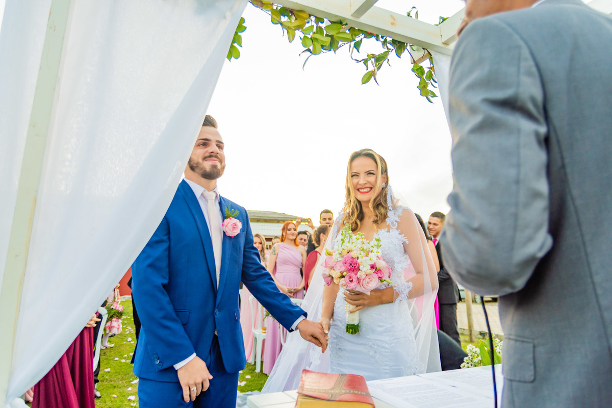 cerimônia de casamento no campo ao por do sol em itapema recanto do trombudo noivo terno azul