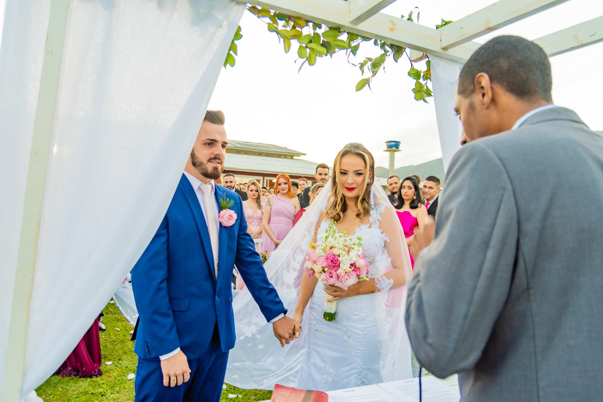 cerimônia de casamento no campo ao por do sol em itapema recanto do trombudo noivo terno azul