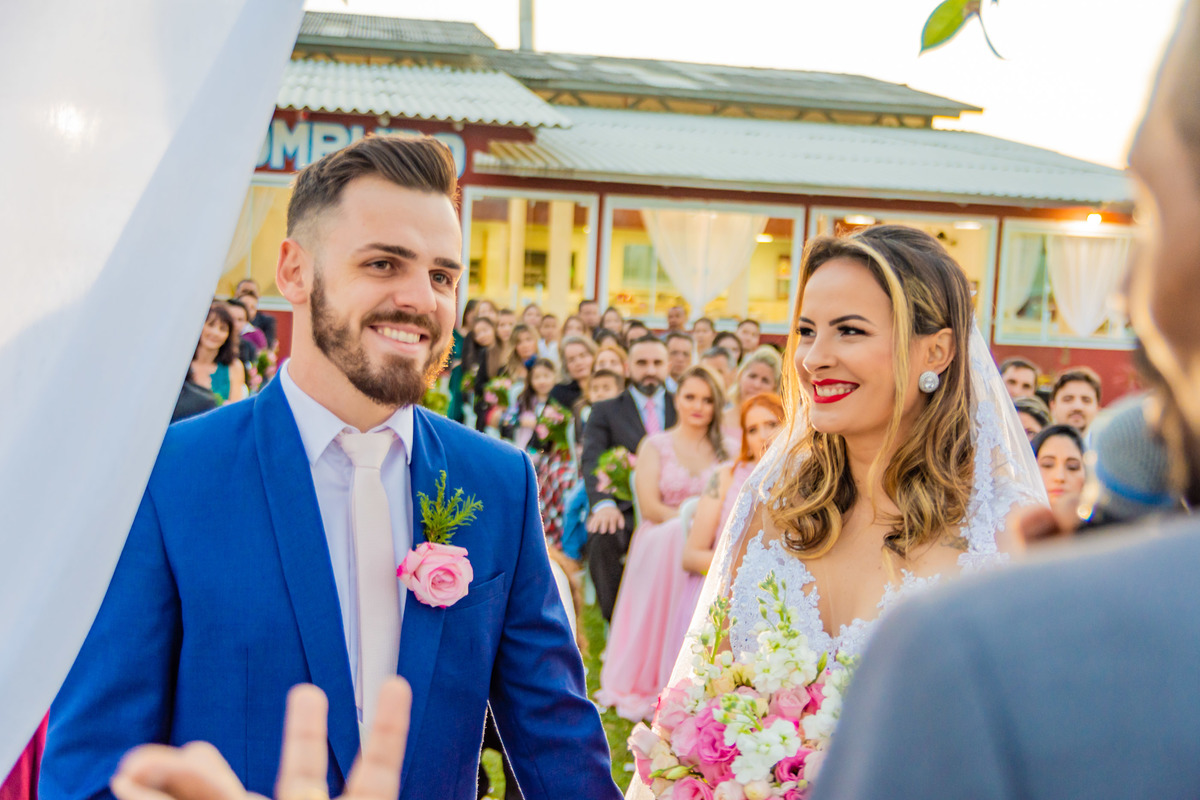 cerimônia de casamento no campo ao por do sol em itapema recanto do trombudo noivo terno azul