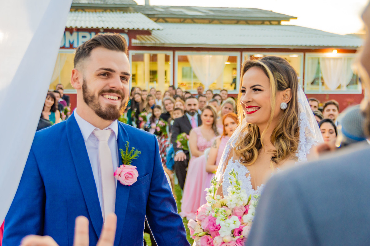 cerimônia de casamento no campo ao por do sol em itapema recanto do trombudo noivo terno azul