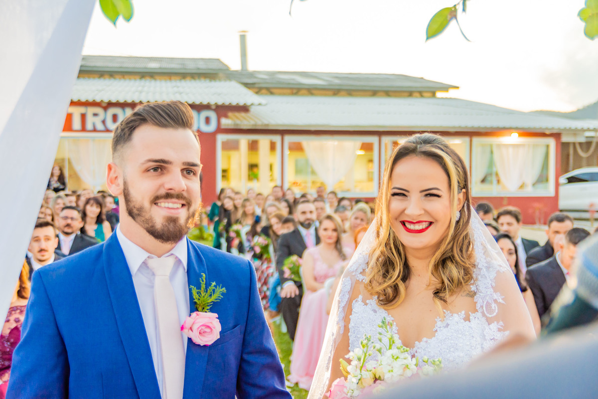 cerimônia de casamento no campo ao por do sol em itapema recanto do trombudo noivo terno azul