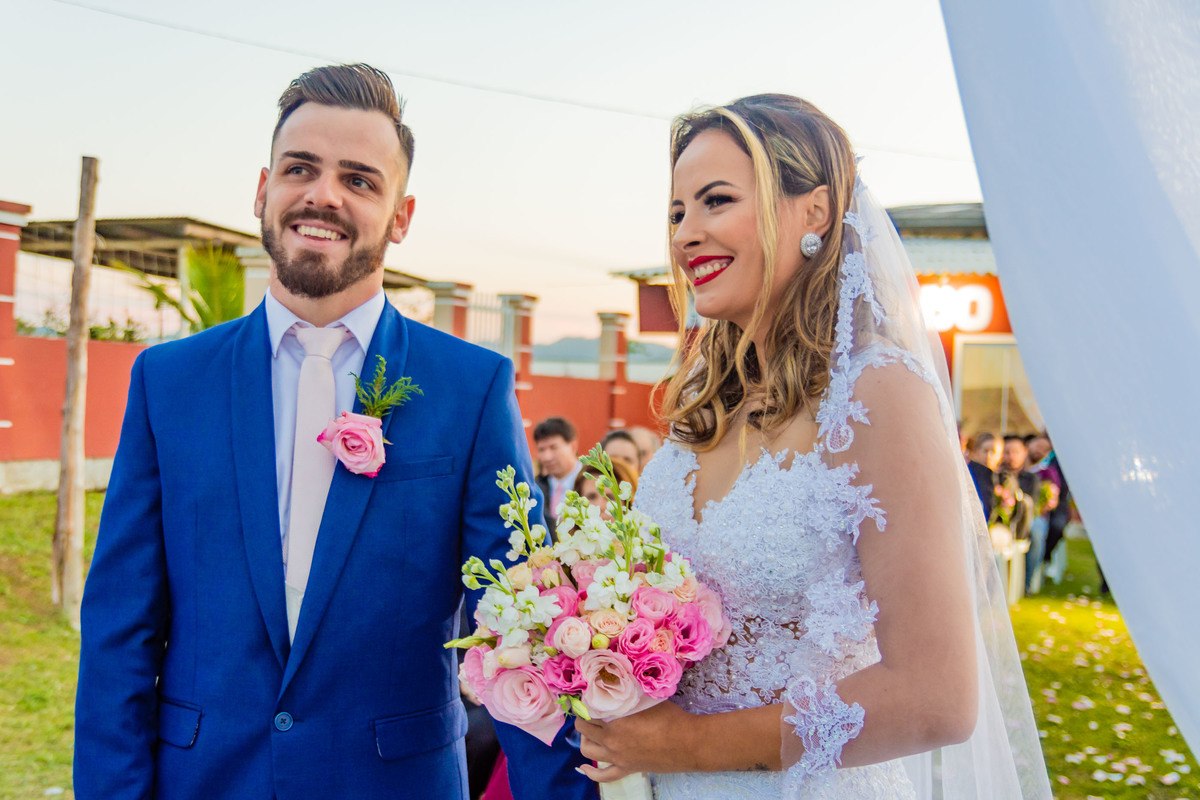 cerimônia de casamento no campo ao por do sol em itapema recanto do trombudo noivo terno azul