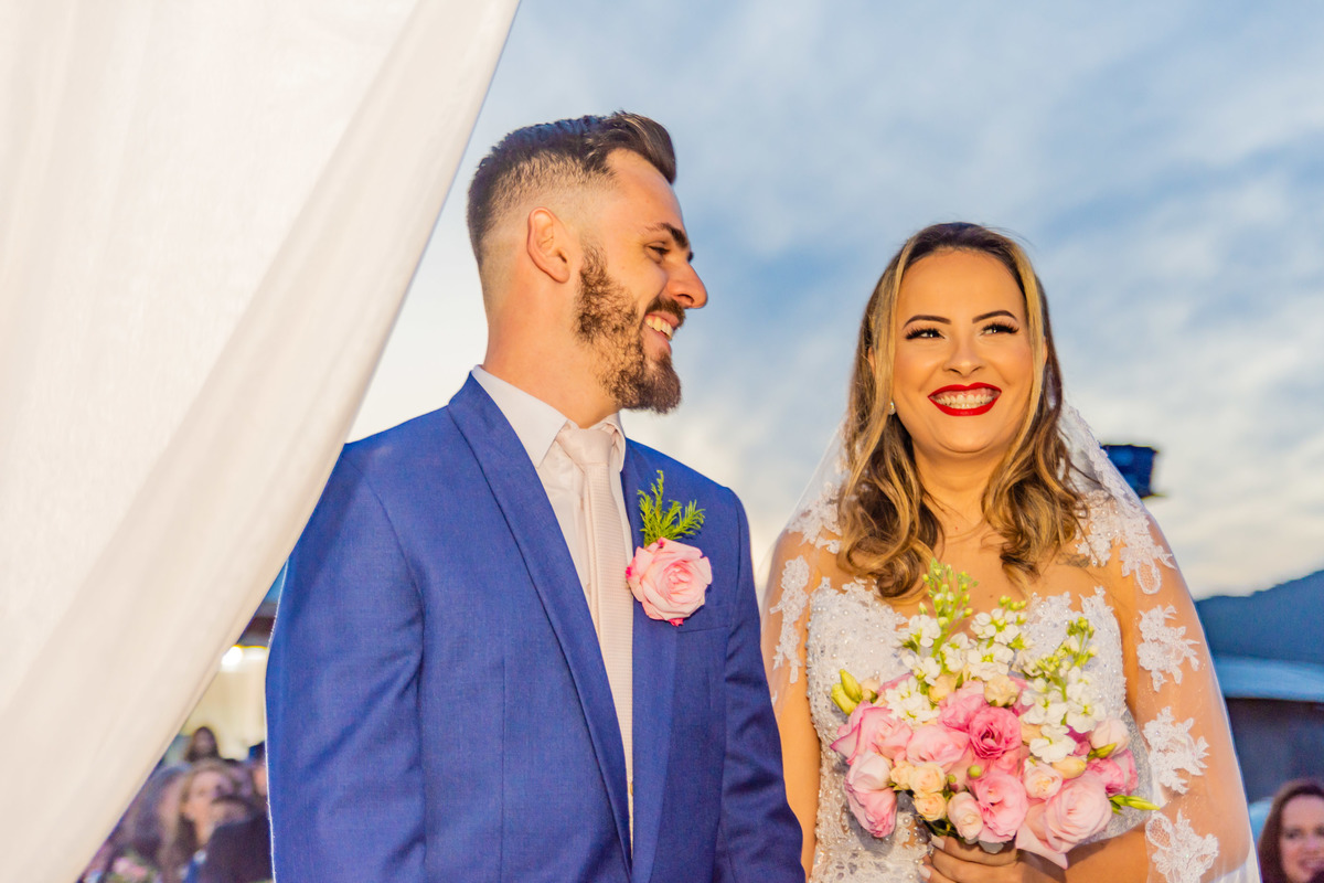 cerimônia de casamento no campo ao por do sol em itapema recanto do trombudo noivo terno azul
