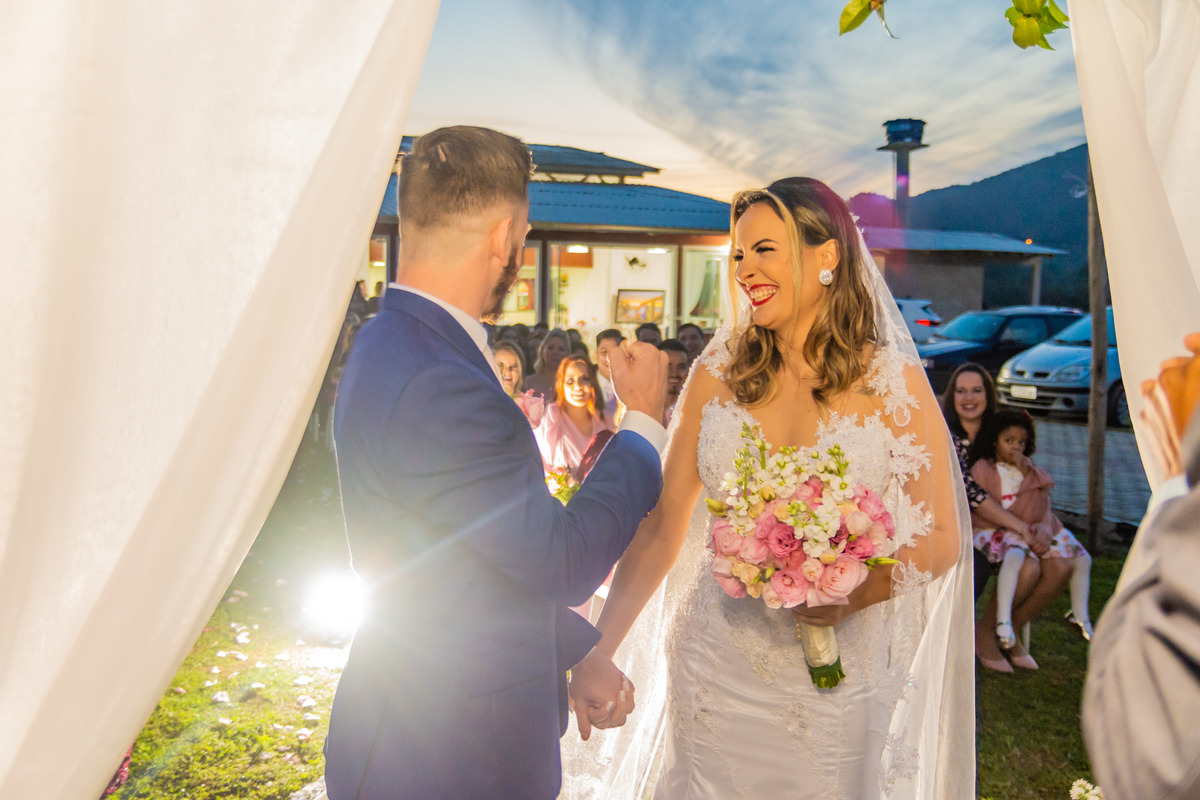 cerimônia de casamento no campo ao por do sol em itapema recanto do trombudo noivo terno azul