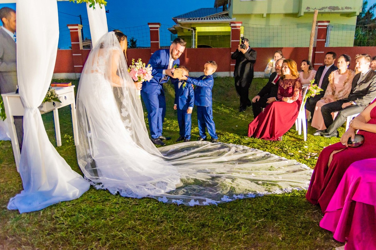 cerimônia de casamento no campo ao por do sol em itapema recanto do trombudo noivo terno azul