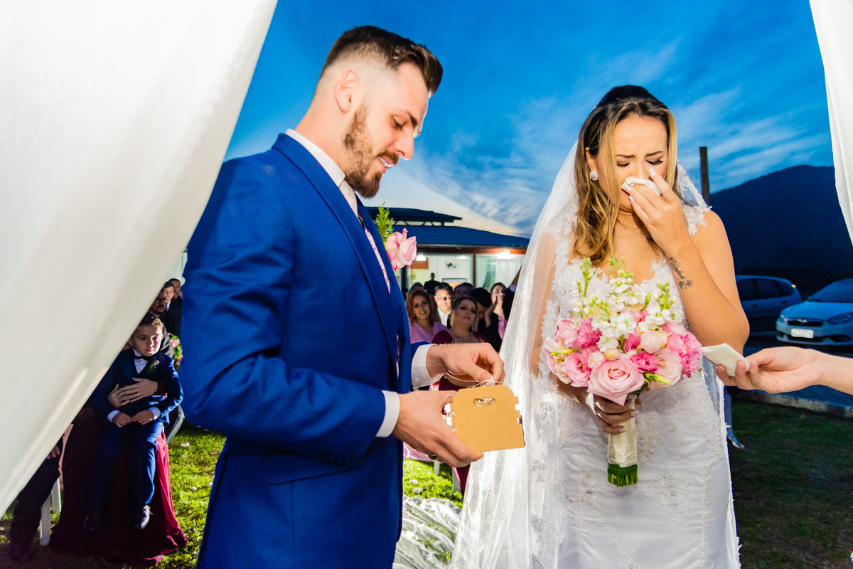 cerimônia de casamento no campo ao por do sol em itapema recanto do trombudo noivo terno azul