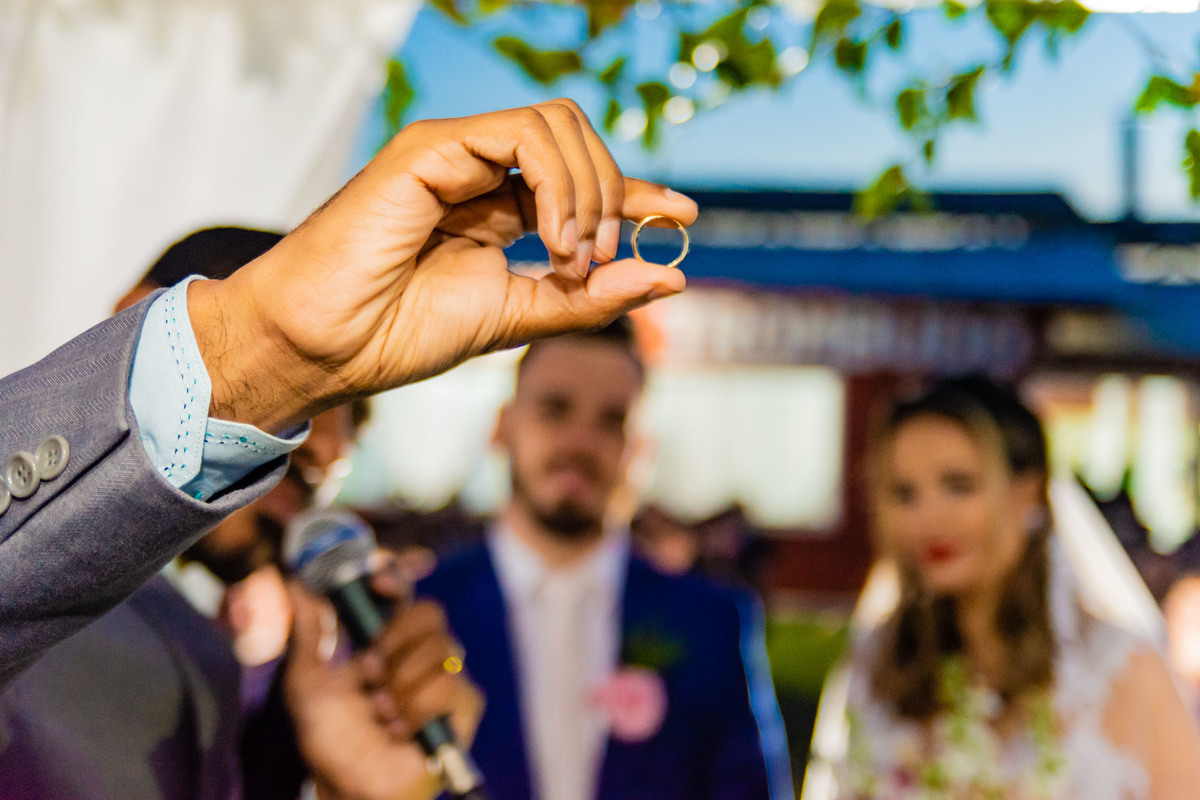 cerimônia de casamento no campo ao por do sol em itapema recanto do trombudo noivo terno azul
