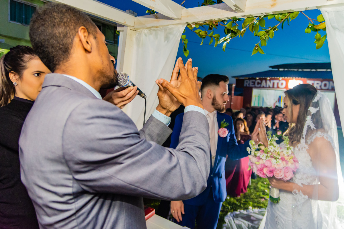 cerimônia de casamento no campo ao por do sol em itapema recanto do trombudo noivo terno azul