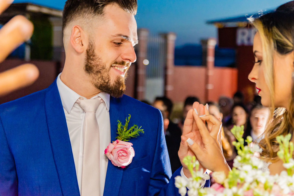 cerimônia de casamento no campo ao por do sol em itapema recanto do trombudo noivo terno azul