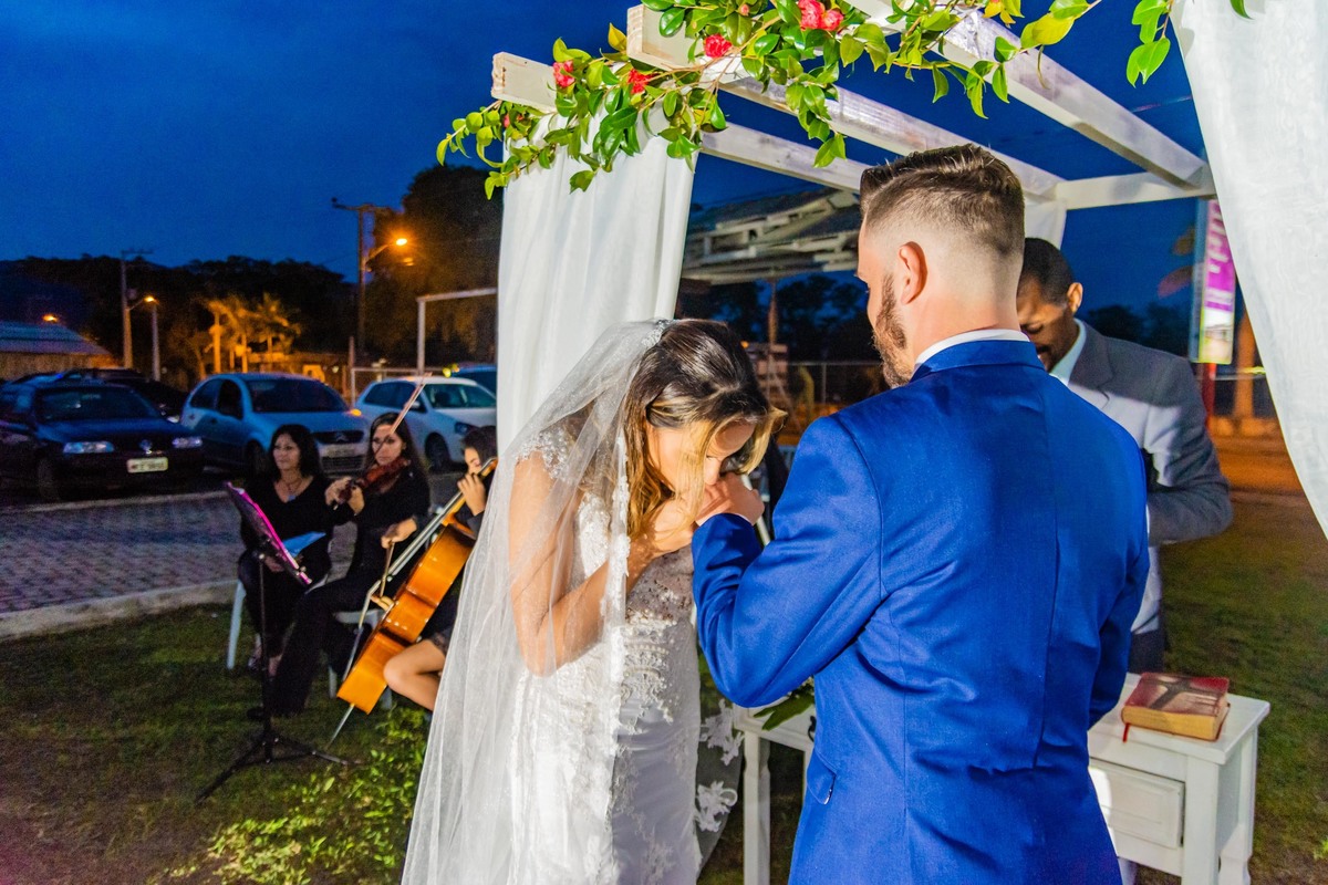 cerimônia de casamento no campo ao por do sol em itapema recanto do trombudo noivo terno azul