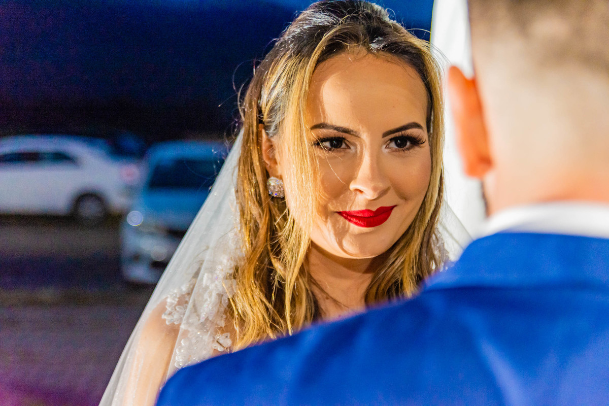 cerimônia de casamento no campo ao por do sol em itapema recanto do trombudo noivo terno azul