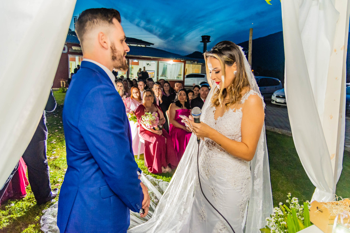 cerimônia de casamento no campo ao por do sol em itapema recanto do trombudo noivo terno azul