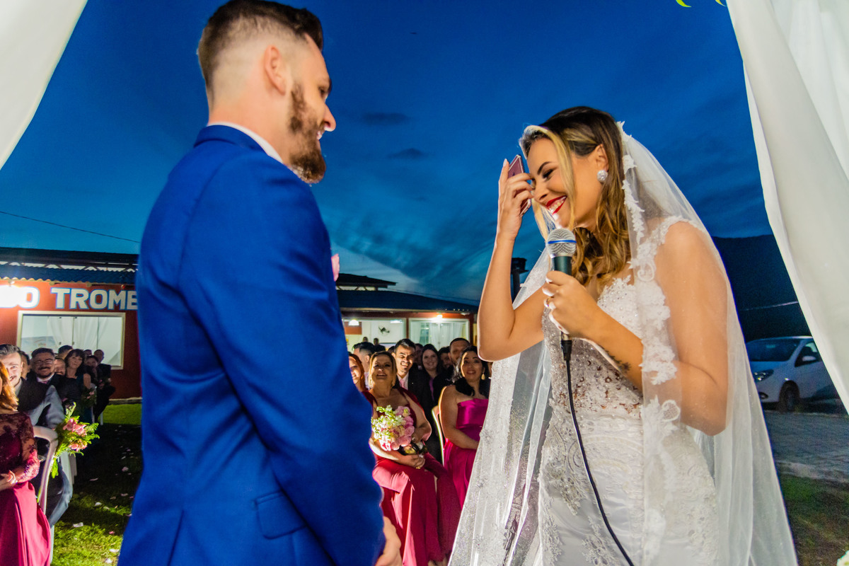 cerimônia de casamento no campo ao por do sol em itapema recanto do trombudo noivo terno azul