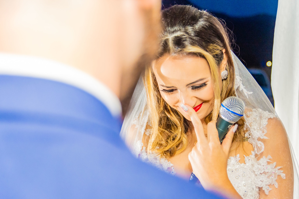 cerimônia de casamento no campo ao por do sol em itapema recanto do trombudo noivo terno azul