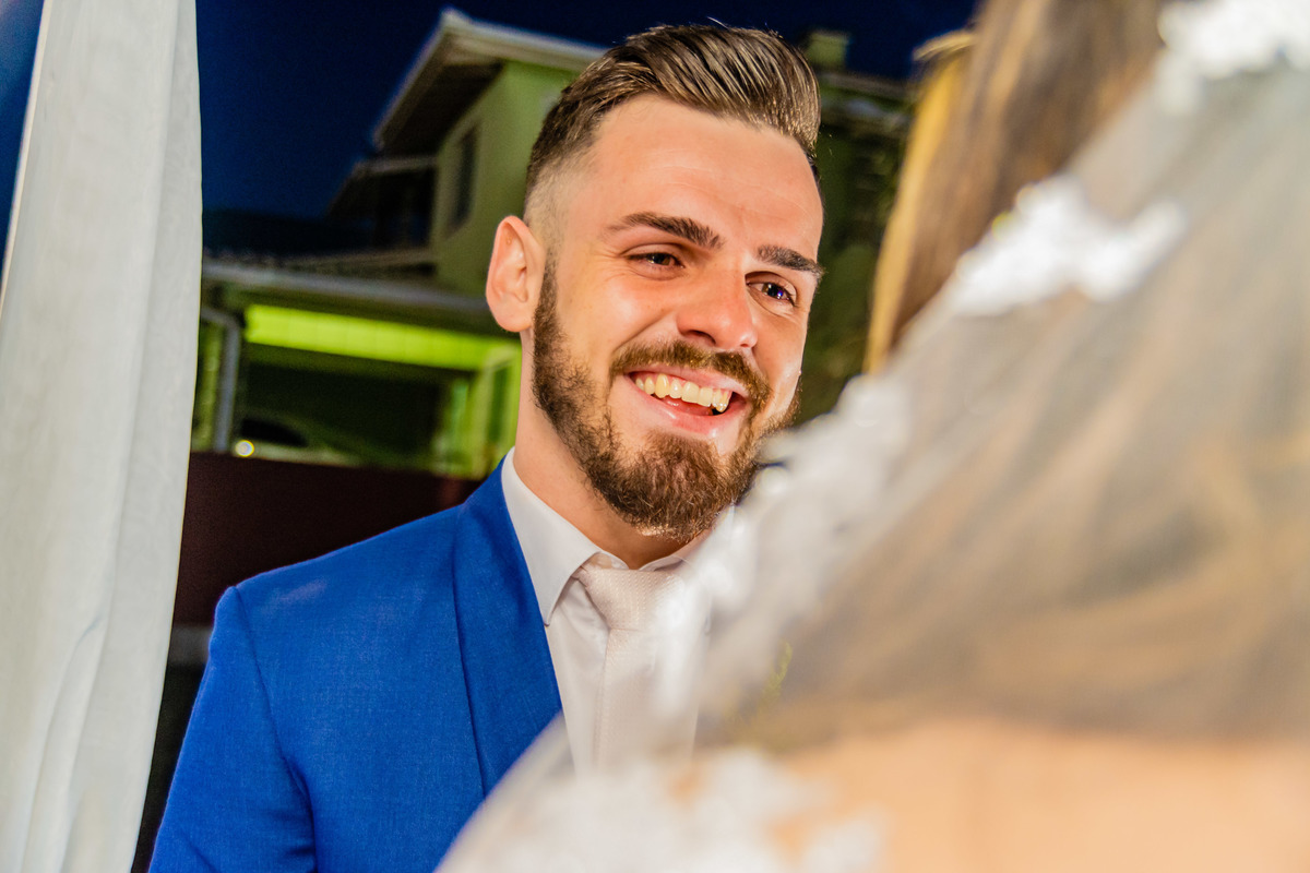 cerimônia de casamento no campo ao por do sol em itapema recanto do trombudo noivo terno azul