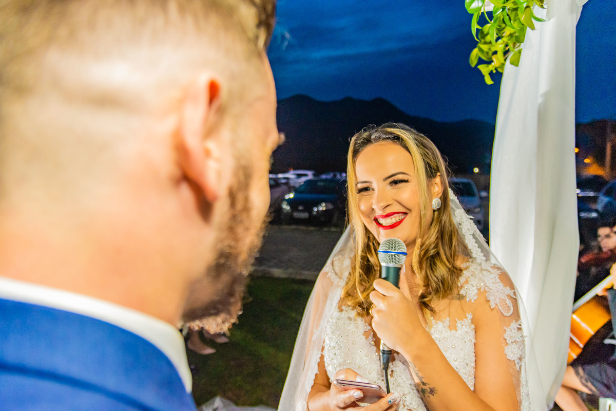 cerimônia de casamento no campo ao por do sol em itapema recanto do trombudo noivo terno azul