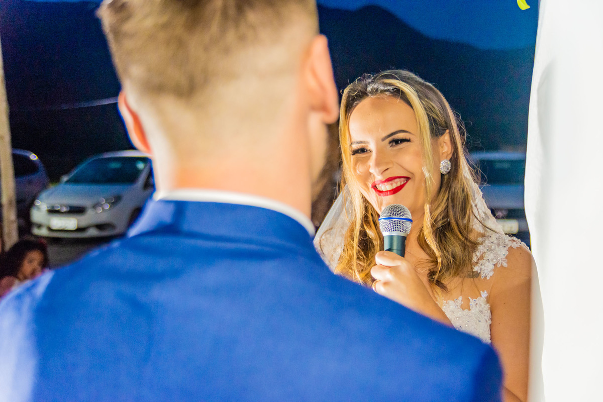 cerimônia de casamento no campo ao por do sol em itapema recanto do trombudo noivo terno azul