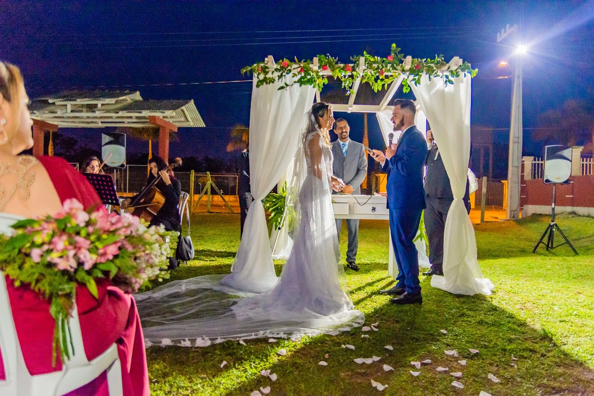 padrinhos cerimônia de casamento no campo ao por do sol em itapema recanto do trombudo noivo terno azul