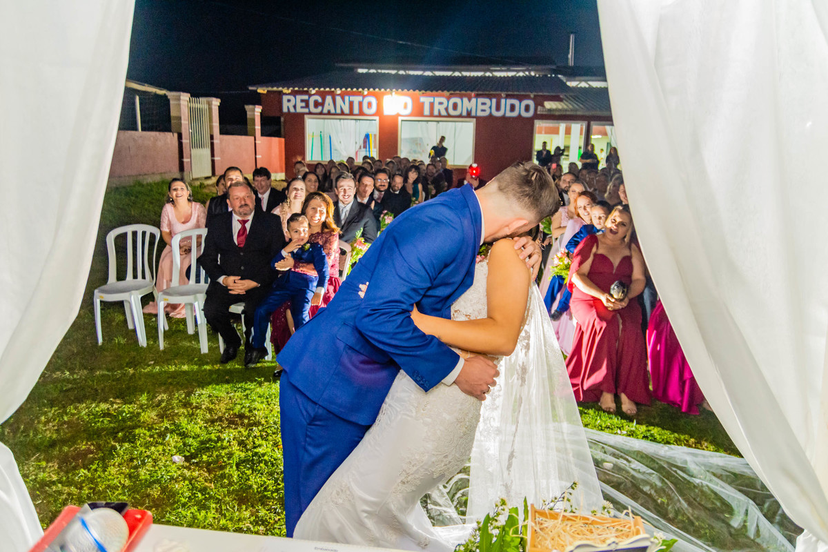 beijo noivos noiva véu longo itapema noivo terno azul casamento na praia