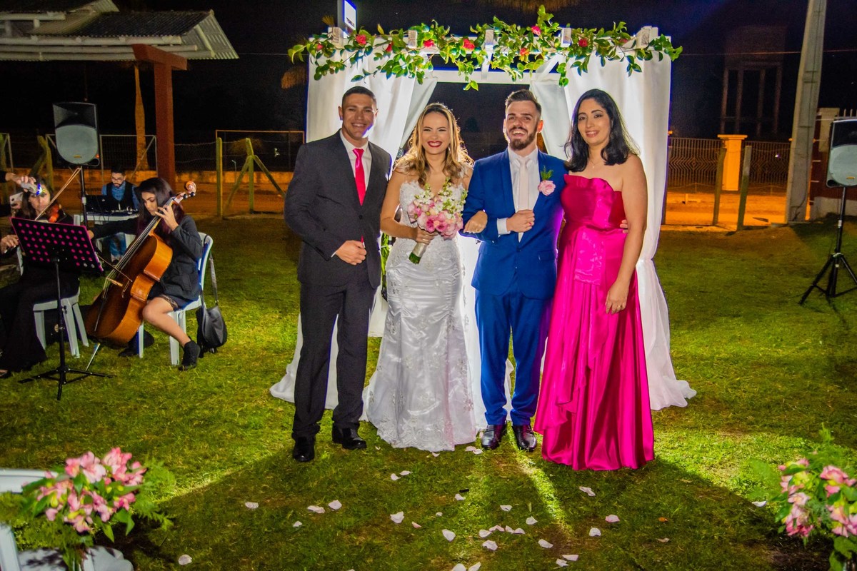 padrinhos cerimônia de casamento no campo ao por do sol em itapema recanto do trombudo noivo terno azul