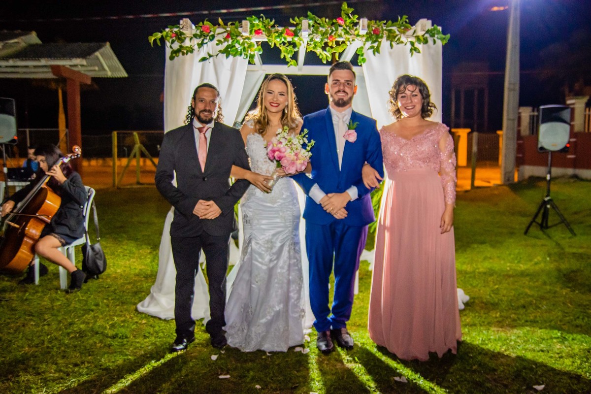 padrinhos cerimônia de casamento no campo ao por do sol em itapema recanto do trombudo noivo terno azul