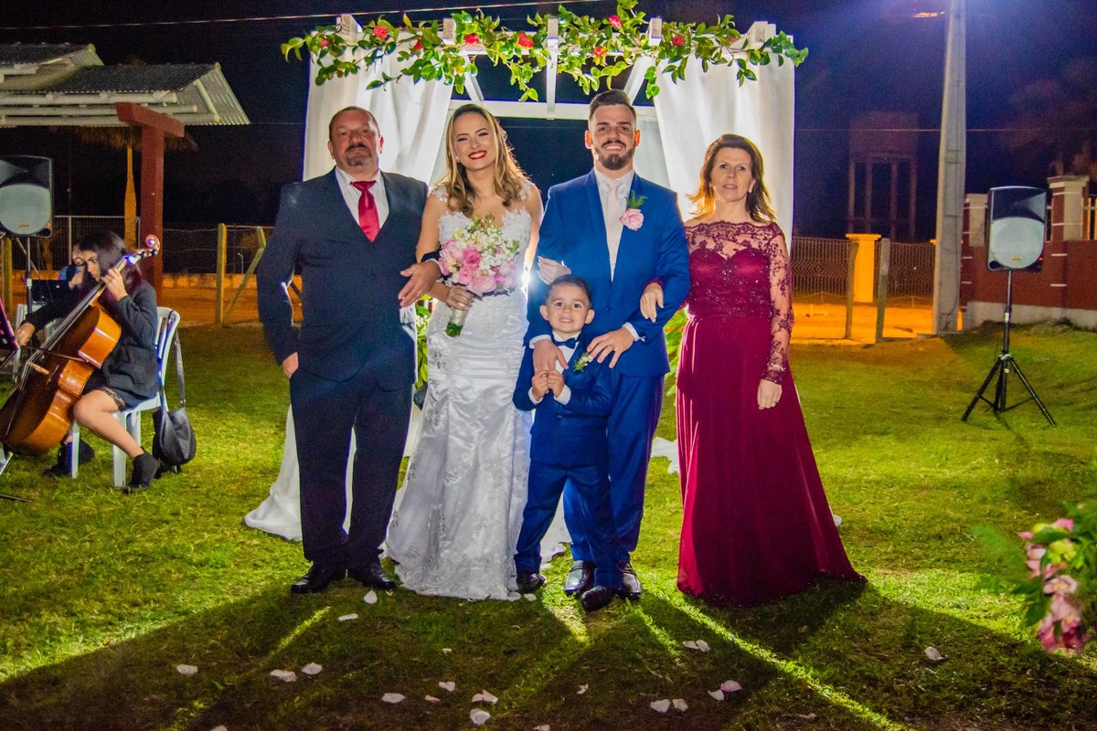padrinhos cerimônia de casamento no campo ao por do sol em itapema recanto do trombudo noivo terno azul