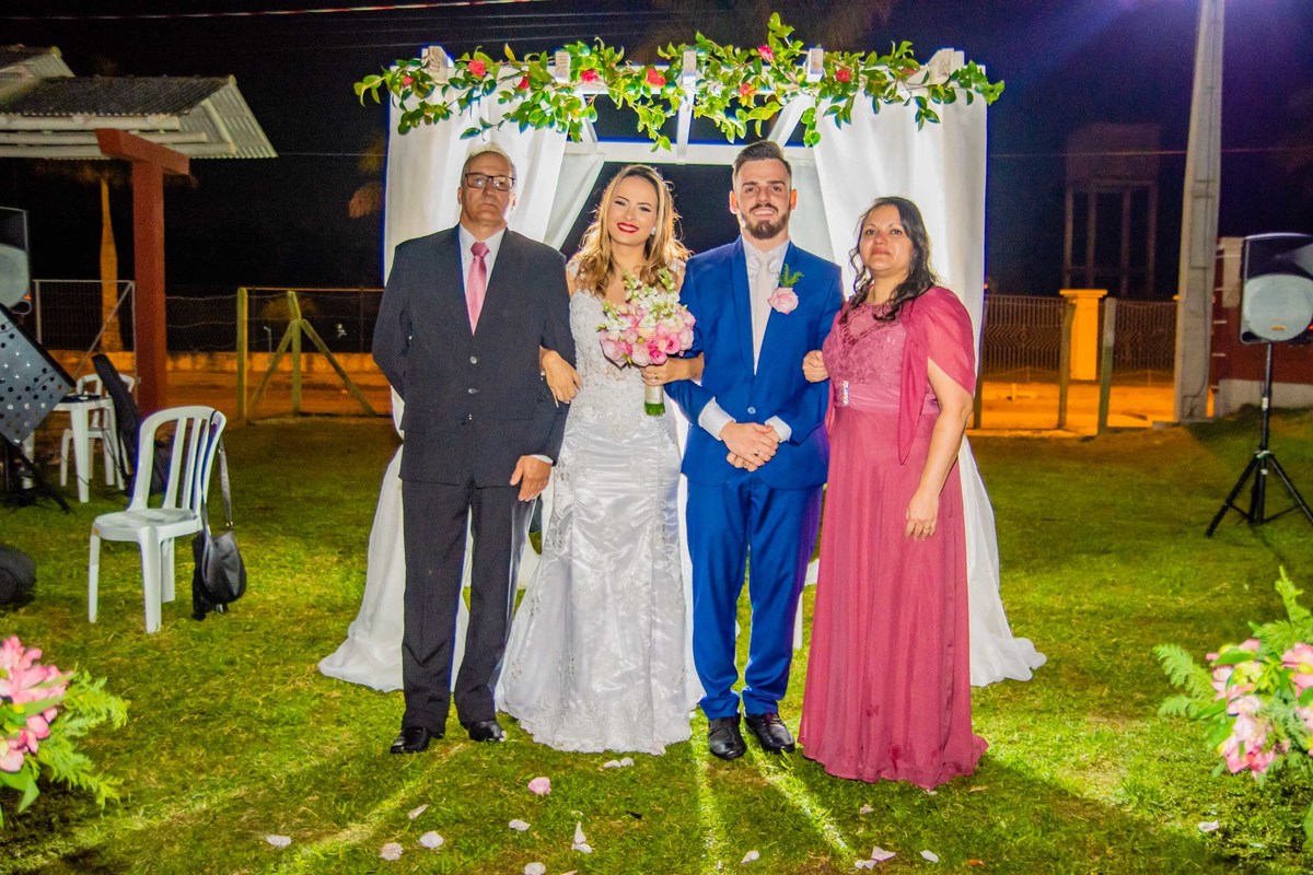 padrinhos cerimônia de casamento no campo ao por do sol em itapema recanto do trombudo noivo terno azul