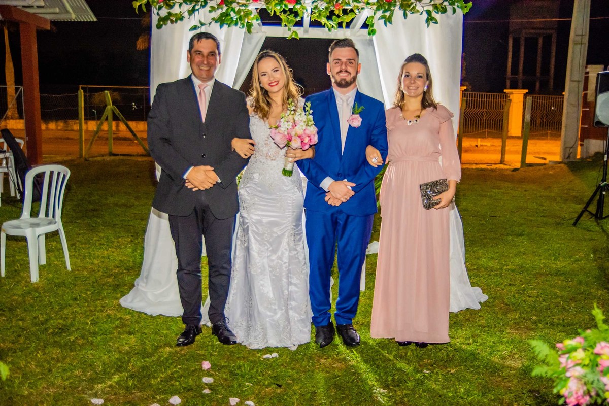 padrinhos cerimônia de casamento no campo ao por do sol em itapema recanto do trombudo noivo terno azul
