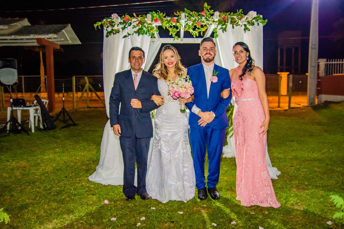 padrinhos cerimônia de casamento no campo ao por do sol em itapema recanto do trombudo noivo terno azul