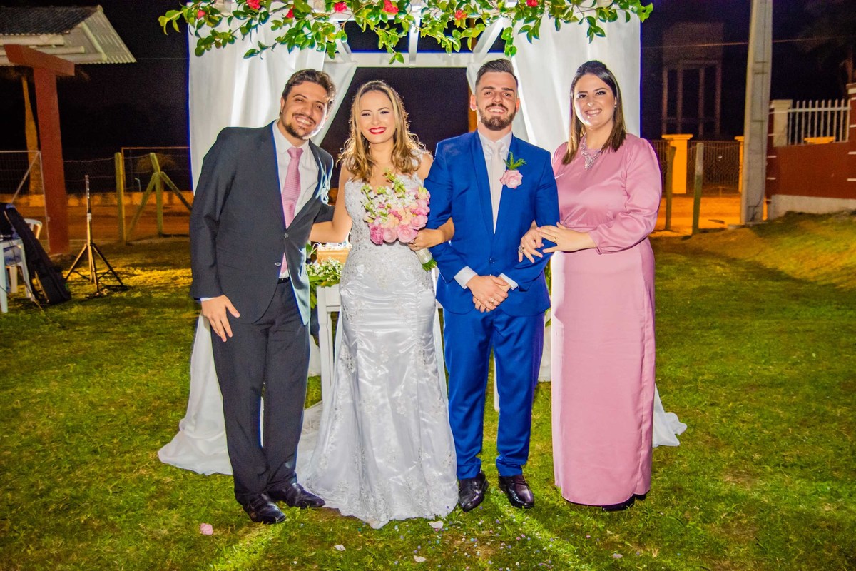 padrinhos cerimônia de casamento no campo ao por do sol em itapema recanto do trombudo noivo terno azul