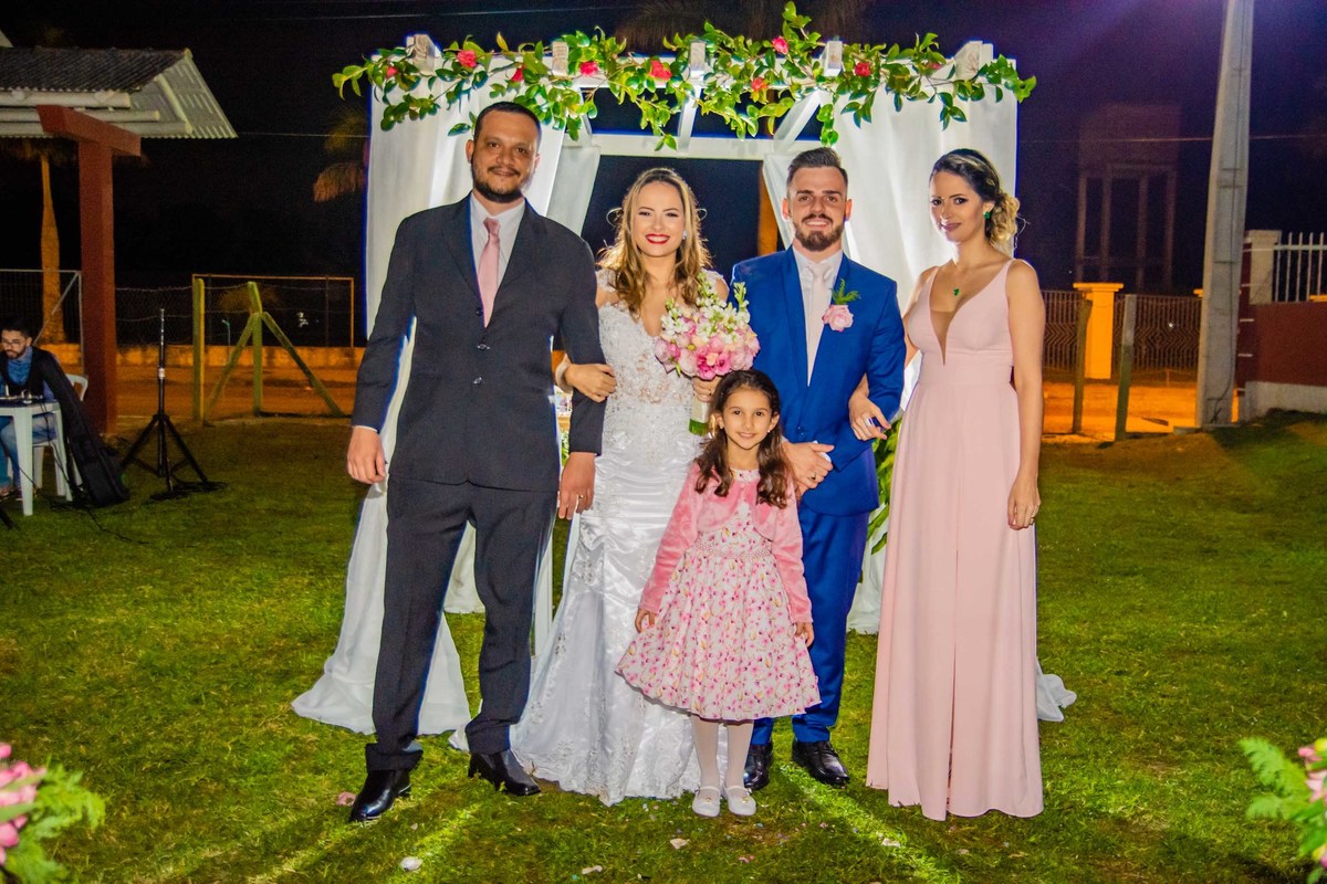 padrinhos cerimônia de casamento no campo ao por do sol em itapema recanto do trombudo noivo terno azul