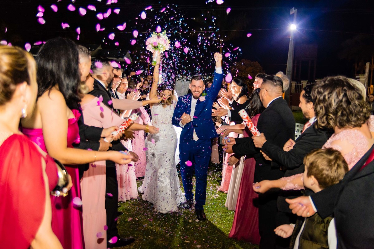 comemoração saída dos noivos final de cerimônia de casamento sertão do trombudo em itapema