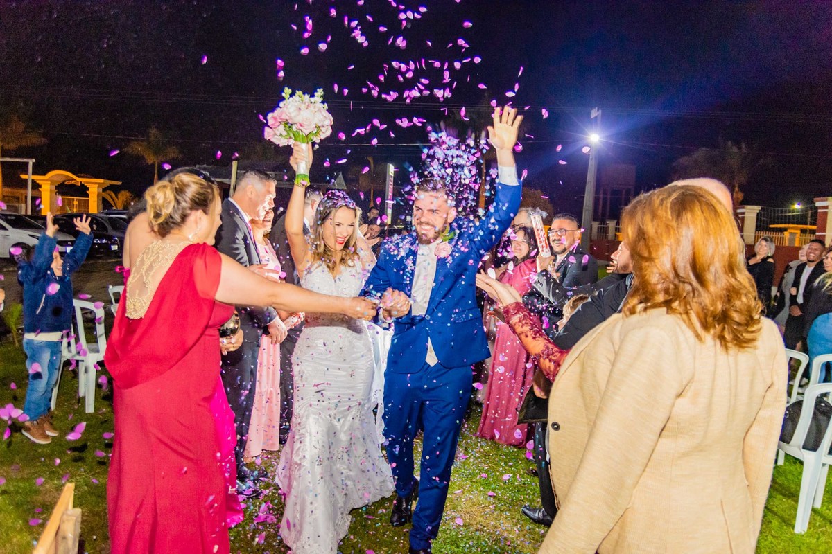 comemoração saída dos noivos final de cerimônia de casamento sertão do trombudo em itapema