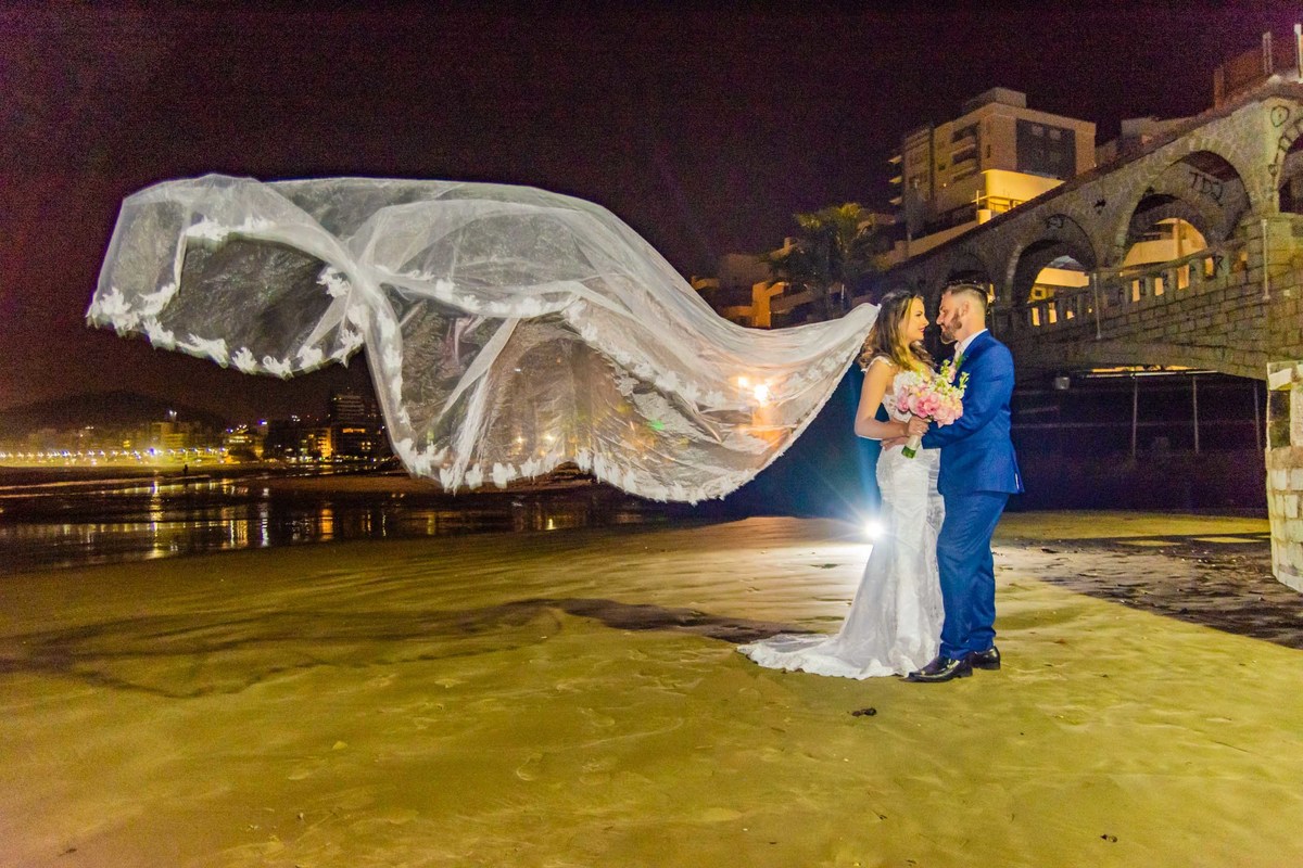 noivos noiva véu longo itapema noivo terno azul casamento na praia