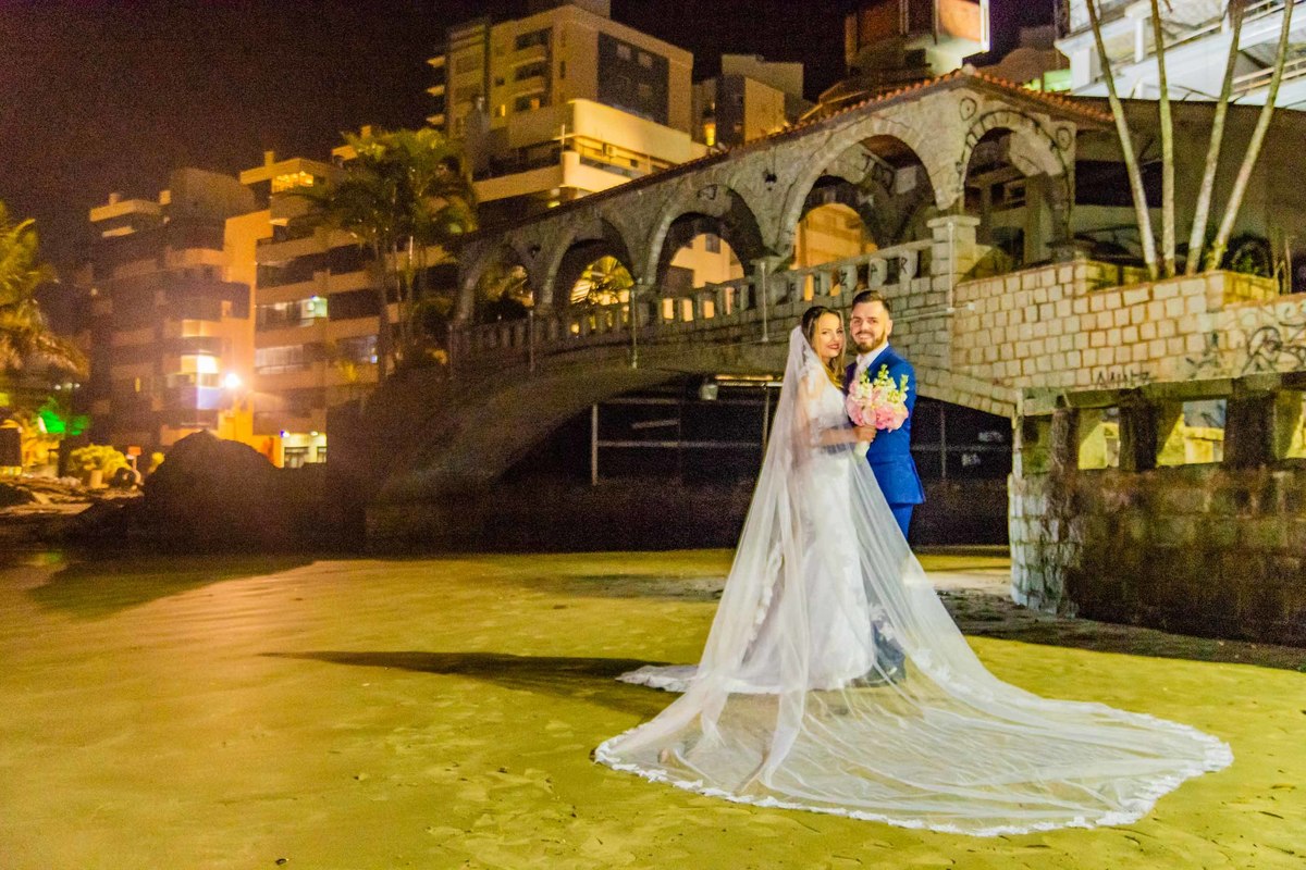 noivos noiva véu longo itapema noivo terno azul casamento na praia