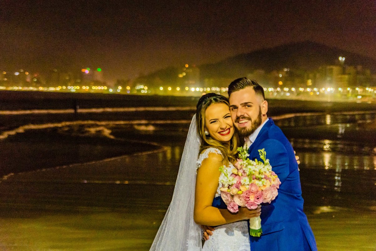 noivos noiva véu longo itapema noivo terno azul casamento na praia