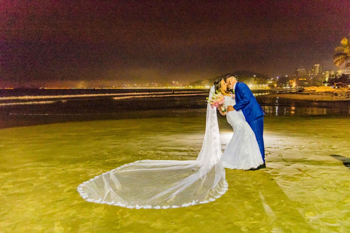 noivos noiva véu longo itapema noivo terno azul casamento na praia